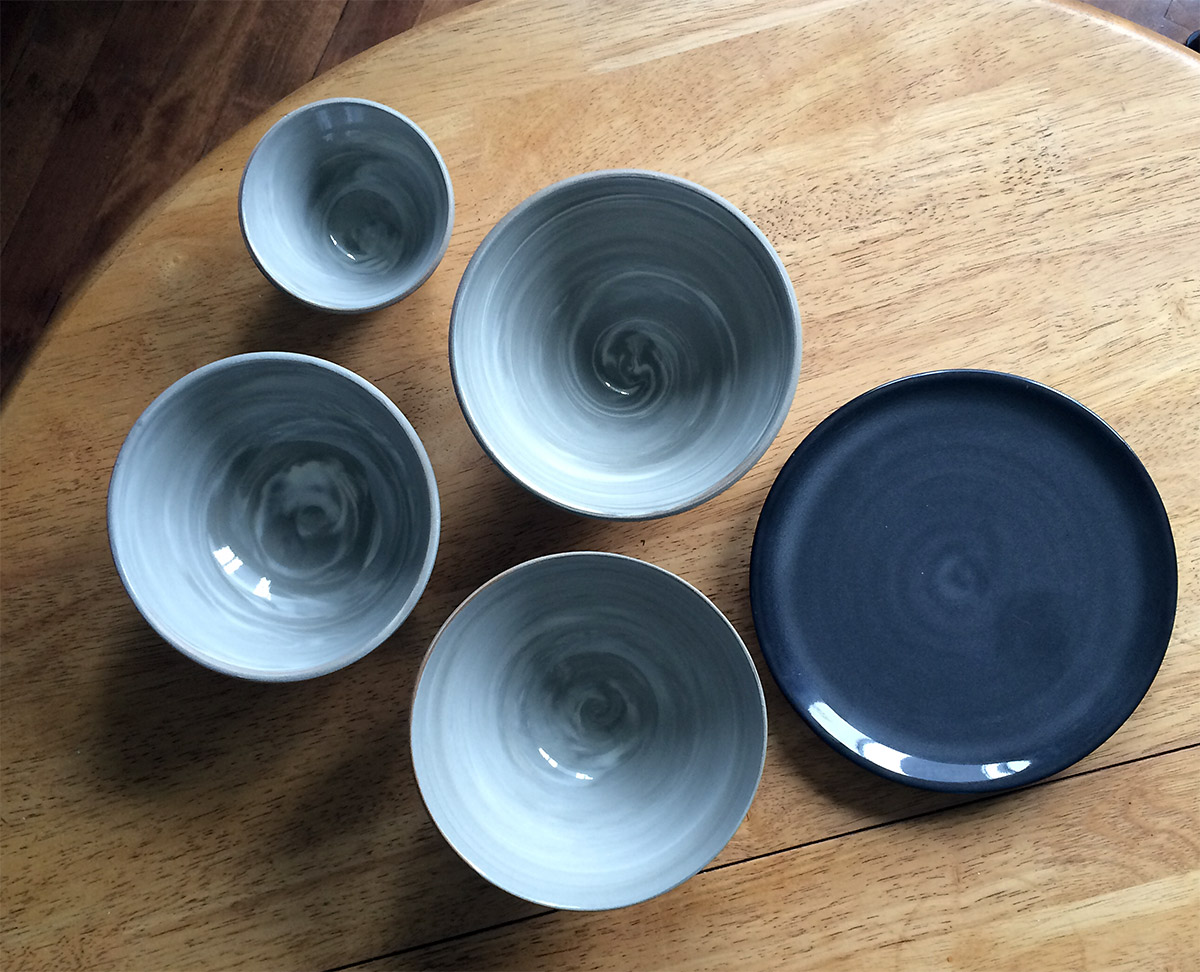 La Datcha: Marbled clay bowls and a black plate