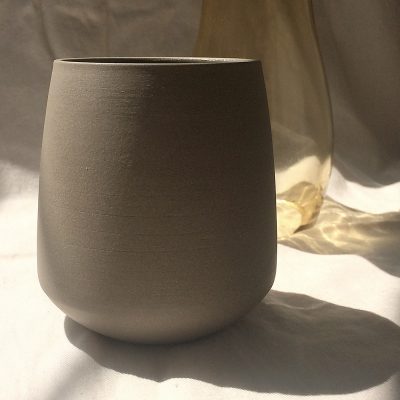 Gobelet en grès gris, par La Datcha