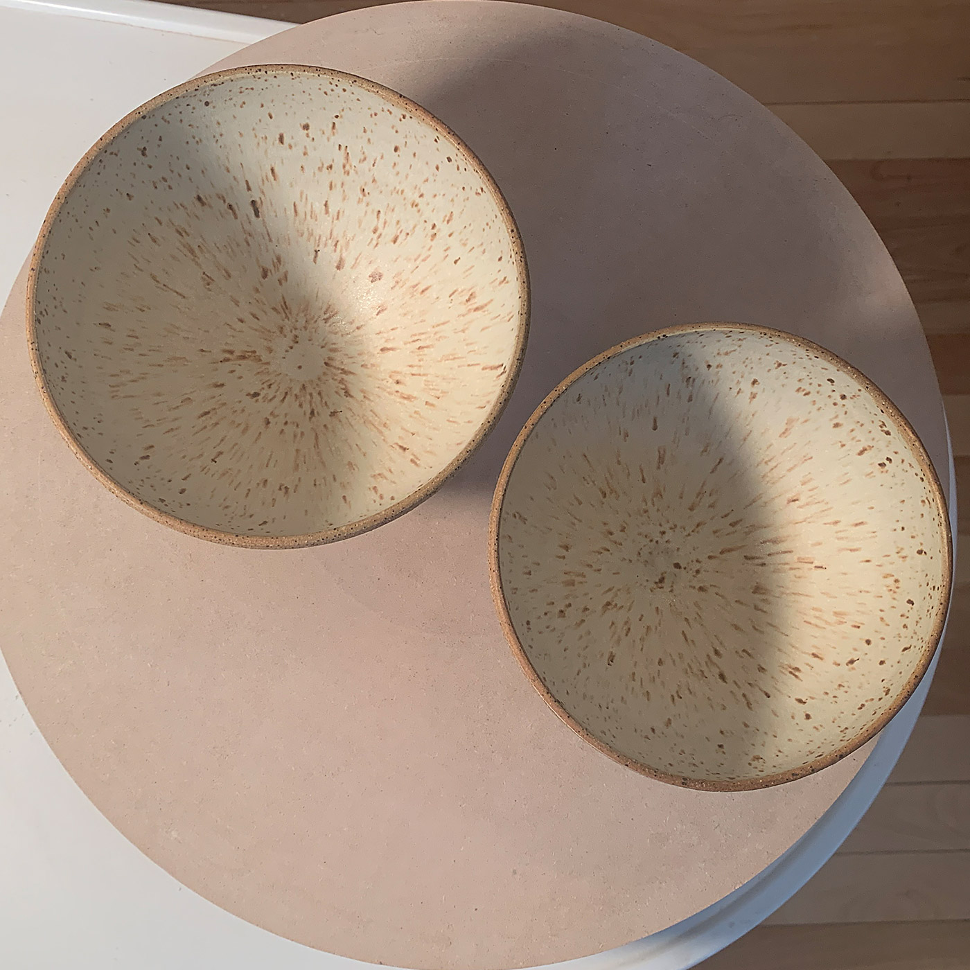 Deux bols en terre marbrée