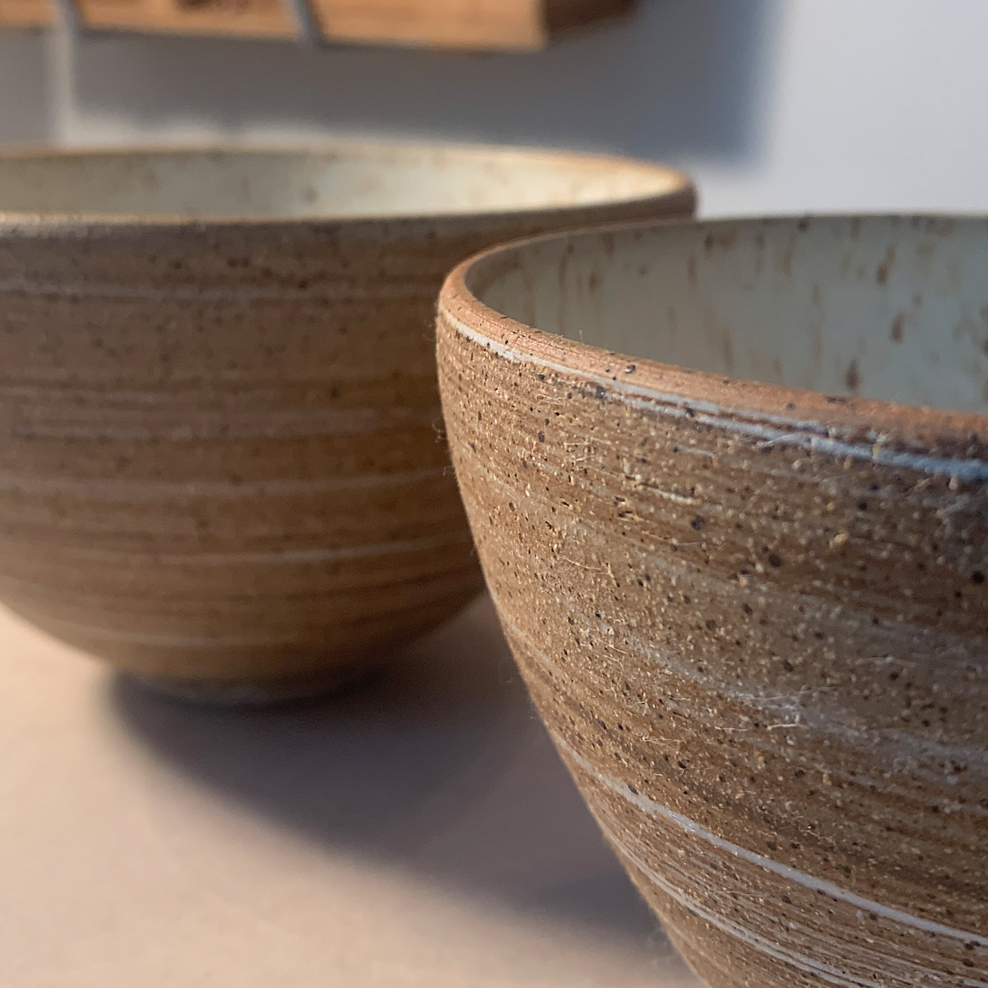 Deux bols en terre marbrée