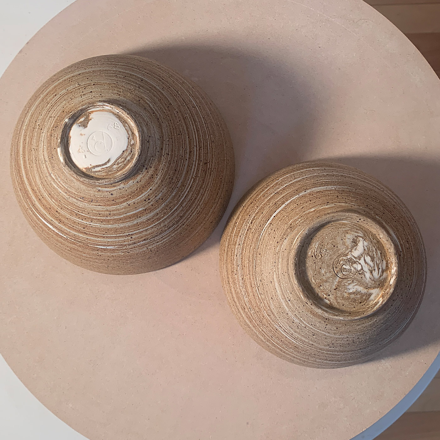 Deux bols en terre marbrée