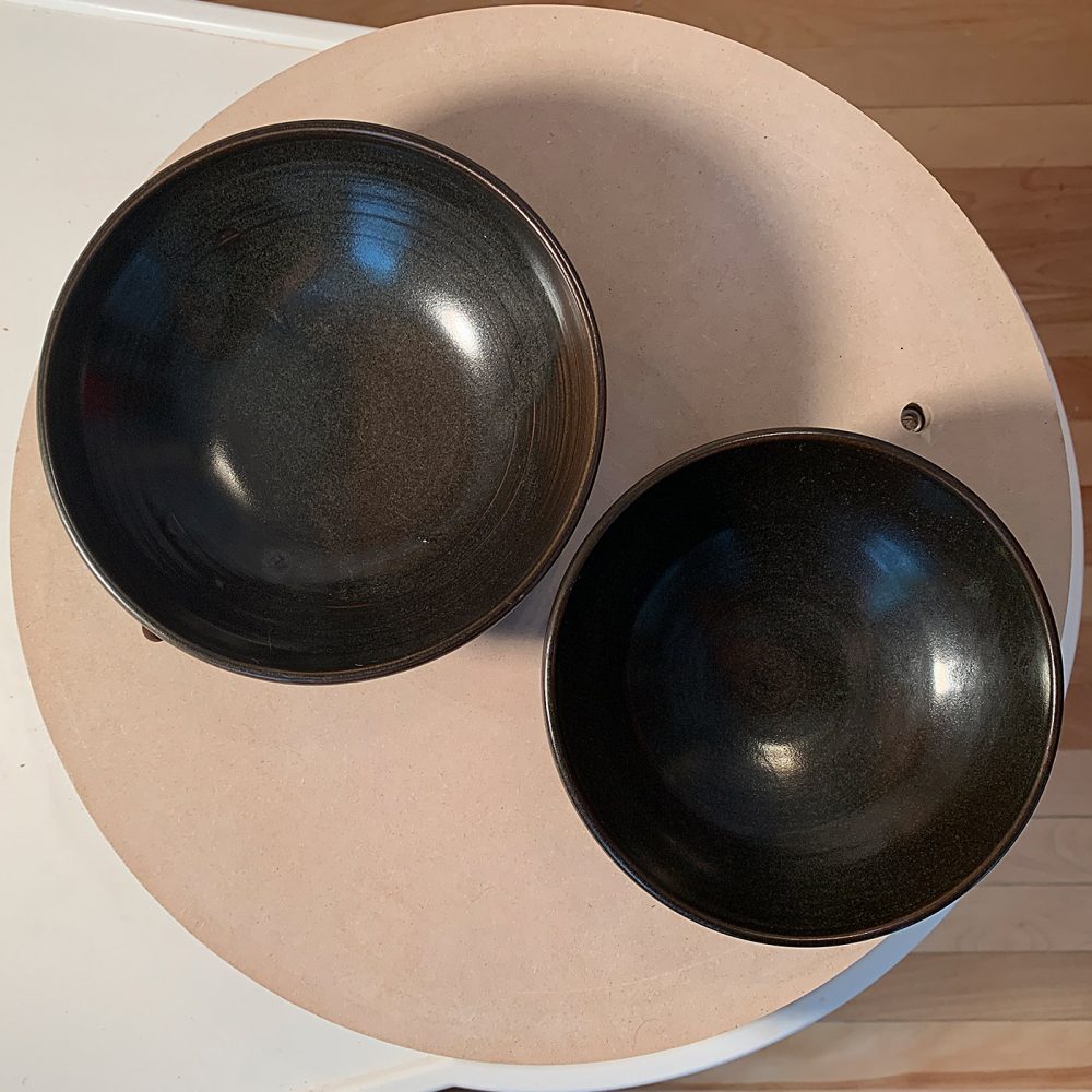Deux bols noirs
