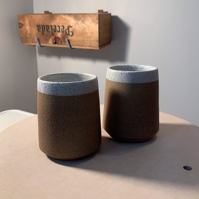 Deux gobelets texturés