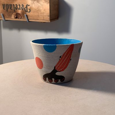 Jardinière bleue, côté