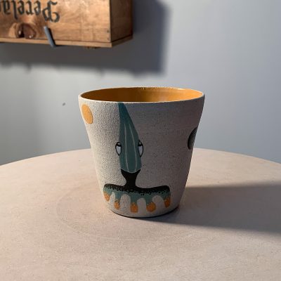 Jardinière jaune, côté