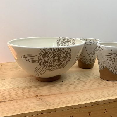 Bol blanc avec fleurs terracotta