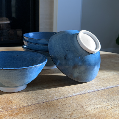 Petits bols bleus avec pied blanc