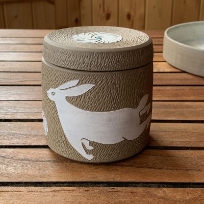 La Datcha, boite avec couvercle, lièvre et fleurs