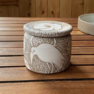 La Datcha: boite avec couvercle, oiseau blanc et fleurs